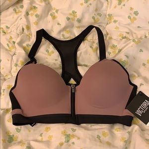 Victoria’s Secret • Front-close Sports Bra